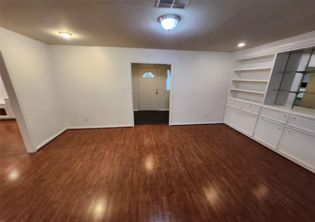 4th image of 8403 Mullins Dr, Houston, TX 77096 | MLS# 65296300