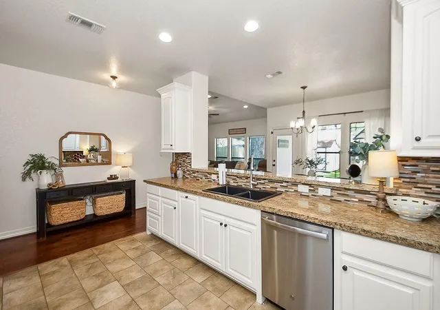 5th image of 235 Wentworth Dr, West Columbia, TX 77486 | MLS# 17867829
