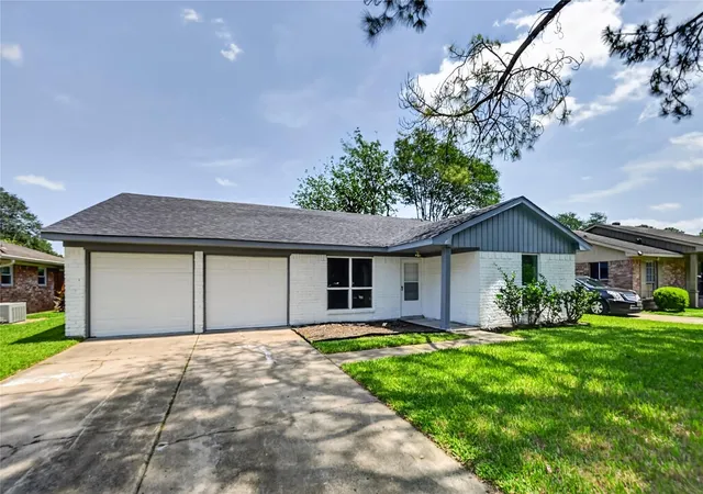 Photo 3 of Sale Pending at 12614 Hunting Brk Dr, Houston, TX 77099 | MLS# 30007211 | Listing updated on 2026-10-05