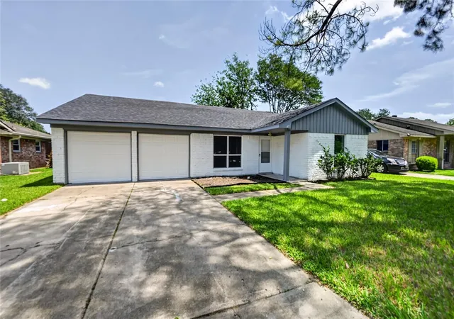 Photo 3 of Sale Pending at 12614 Hunting Brk Dr, Houston, TX 77099 | MLS# 30007211 | Listing updated on 2026-10-05
