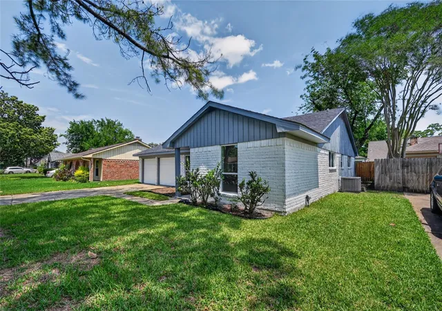 Photo 4 of Sale Pending at 12614 Hunting Brk Dr, Houston, TX 77099 | MLS# 30007211 | Listing updated on 2026-10-05
