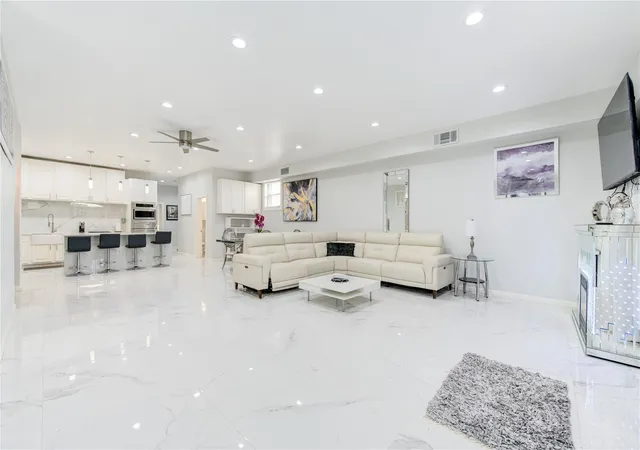 Listing Photo 4 - Condo for sale in building located at 3140 Webster St, Houston, TX 77004