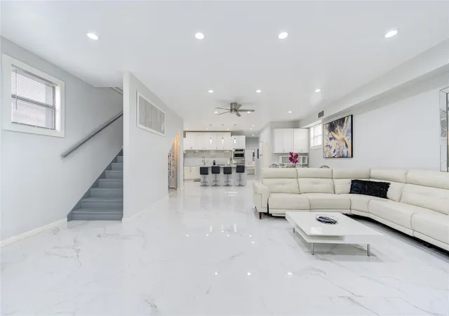 Listing Photo 5 - Condo for sale in building located at 3140 Webster St, Houston, TX 77004