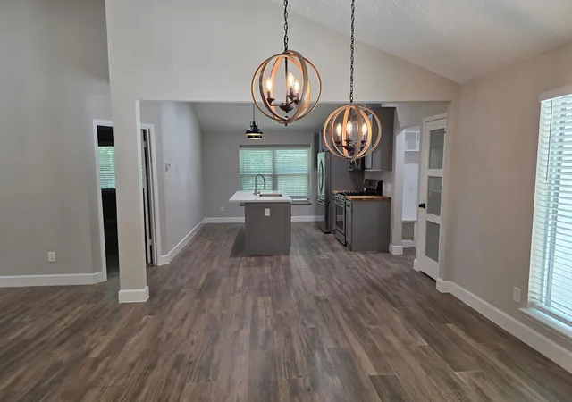 4th image of 8 N Brook Pebble Ct, The Woodlands, TX 77380 | MLS# 81333546