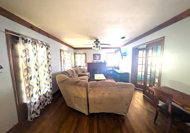 3rd image of 303 E Livingston St, San Augustine, TX 75972 | MLS# 27082940
