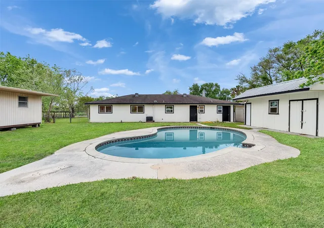 Homes for sale in Alvin, TX | 1905 County Road 235, Alvin, TX 77511 | MLS# 64240844