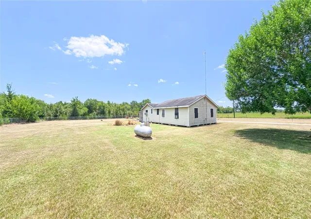 2nd image of 1520 Hilltop Rd, East Bernard, TX 77435 | MLS# 10296982