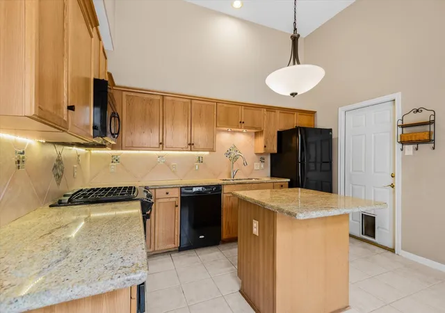 Photo 3 of Sale Pending at 2040 Glencove Dr, Seabrook, TX 77586 | MLS# 98119368 | Listing updated on 2026-08-30