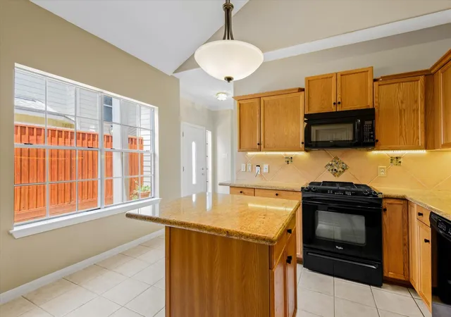 Photo 4 of Sale Pending at 2040 Glencove Dr, Seabrook, TX 77586 | MLS# 98119368 | Listing updated on 2026-08-30