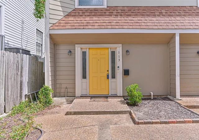 Photo 3 of Condo for sale at 424 15th Street #113, Galveston, TX 77550 | MLS# 7097076 | Listing updated on 2026-06-24