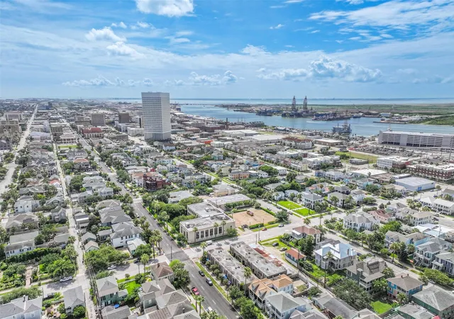 Listing Photo 4 - Condo for sale in building located at 424 15Th St, Galveston, TX 77550 - Unit #113