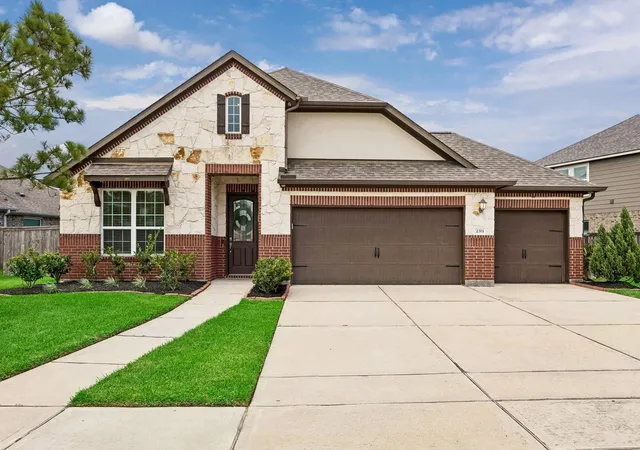 Photo 1 of Sale Pending at 2311 Barrington Fld Ln, Houston, TX 77089 | MLS# 55111819 | Listing updated on 2026-08-29