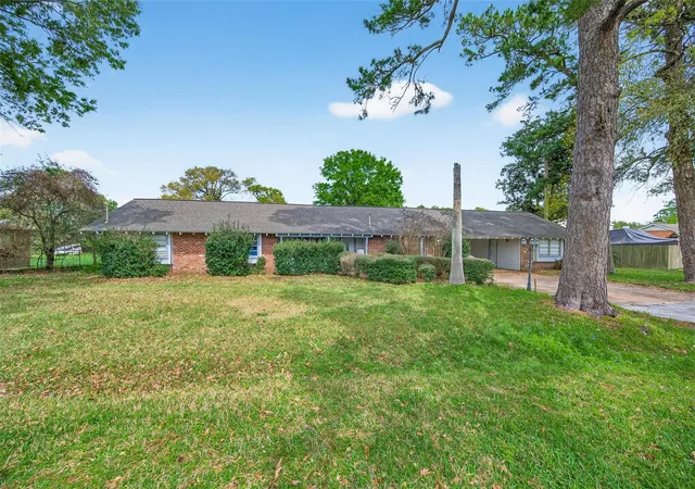 1st image of 614 Pine Cir, Seabrook, TX 77586 | MLS# 67452343