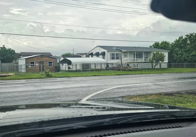 1st image of 208 13th St, Dickinson, TX 77539 | MLS# 25617277