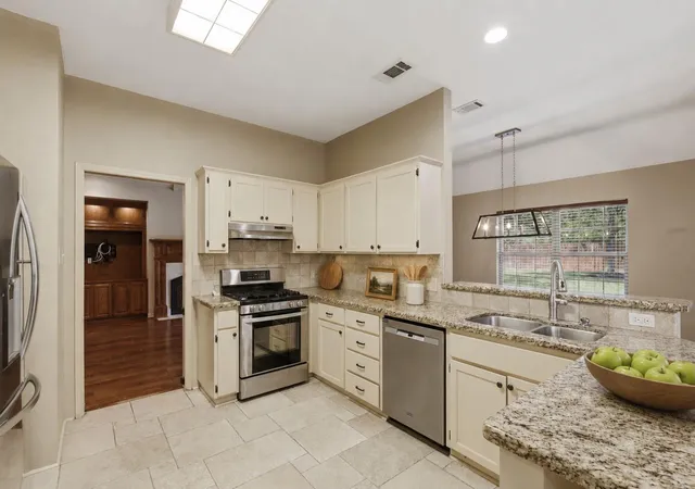 5th image of 6204 London Cir, Bryan, TX 77802 | MLS# 73306630