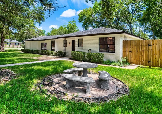 1st image of 205 Morningside Dr, Friendswood, TX 77546 | MLS# 74173207