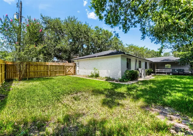 28th image of 205 Morningside Dr, Friendswood, TX 77546 | MLS# 74173207