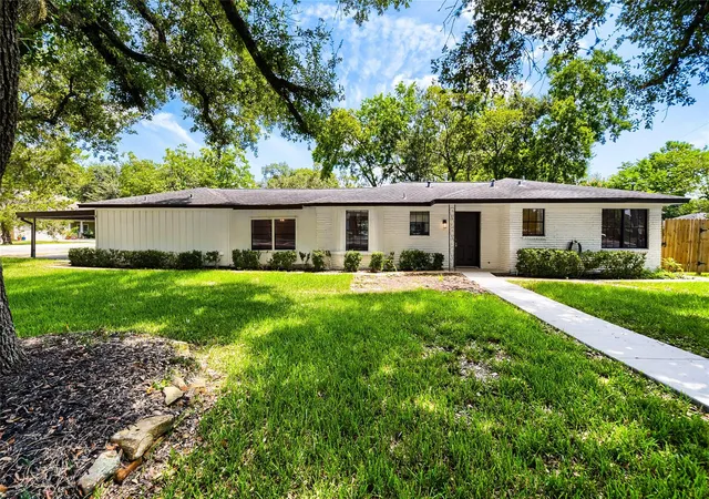 2nd image of 205 Morningside Dr, Friendswood, TX 77546 | MLS# 74173207