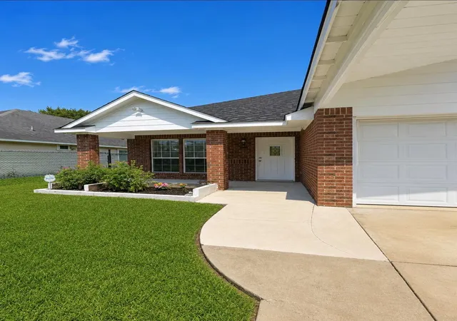 Photo 1 of Single family home for sale at 9422 Ledge St, Houston, TX 77075 | MLS# 91183948 | Listing updated on 2026-08-18