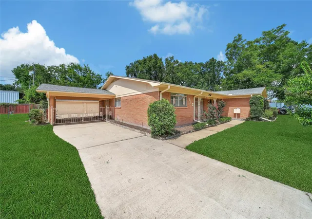 3rd image of 115 E Thornton Rd, Houston, TX 77022 | MLS# 92179710