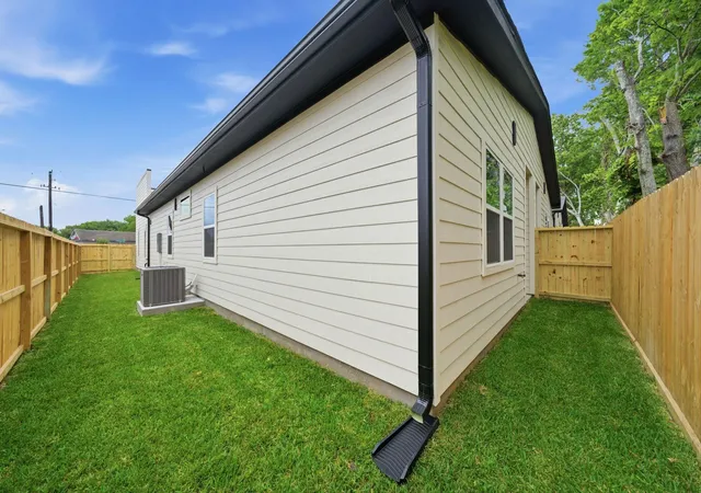38th image of 8203 Calhoun St #A/B, Houston, TX 77033 | MLS# 97087725