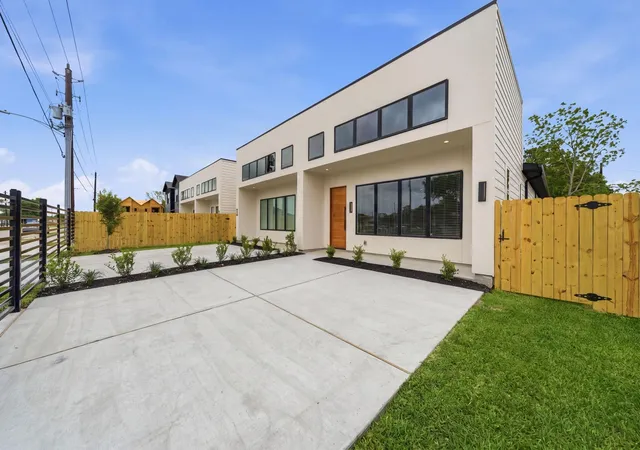 5th image of 8203 Calhoun St, Houston, TX 77033