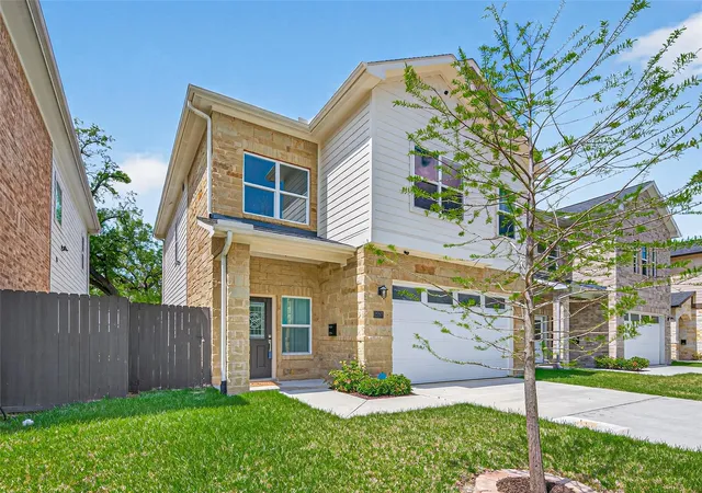 2nd image of 2207 Silverbonnet St, Houston, TX 77055 | MLS# 53173370