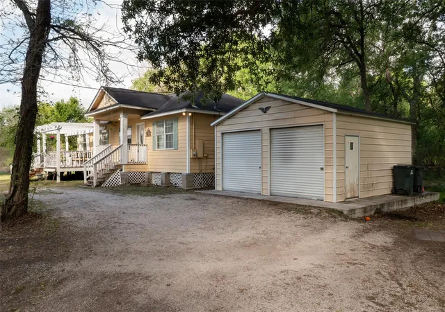 4th image of 437 County Road 165 Dr, Boling, TX 77420 | MLS# 39710550