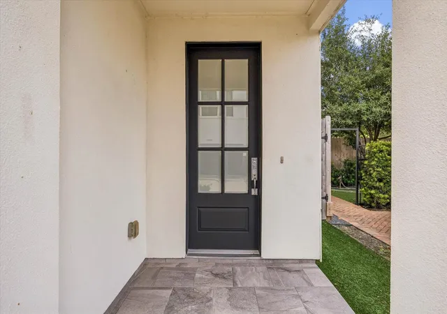 Photo 2 of Single family home for sale at 1029 Green Kensington Dr, Houston, TX 77008 | MLS# 21220084 | Listing updated on 2026-09-20