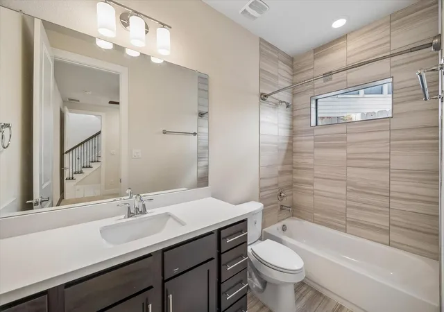 Photo 4 of Single family home for sale at 1029 Green Kensington Dr, Houston, TX 77008 | MLS# 21220084 | Listing updated on 2026-09-20