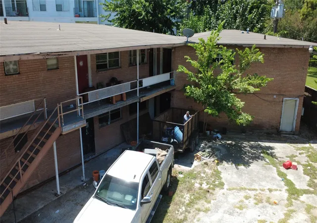 Photo 3 of Sale Pending at 9 Briar Dale Ct, Houston, TX 77027 | MLS# 88536342 | Listing updated on 2026-09-15