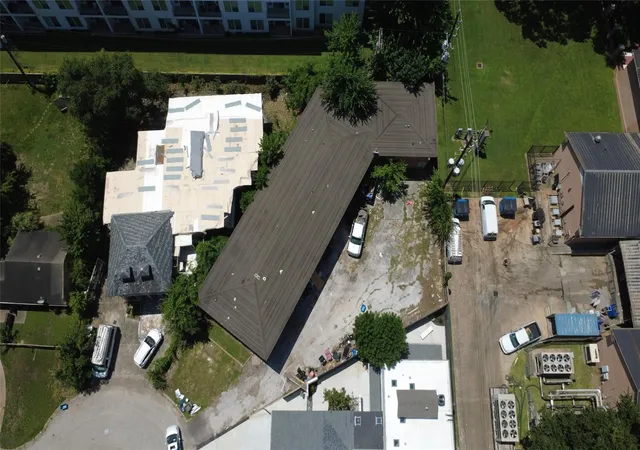Photo 4 of Sale Pending at 9 Briar Dale Ct, Houston, TX 77027 | MLS# 88536342 | Listing updated on 2026-09-15