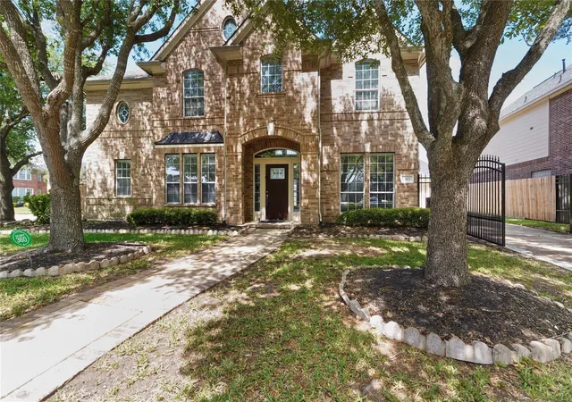 Photo 2 of Single family home for sale at 2903 Weatherford Ct, Pearland, TX 77584 | MLS# 9446939 | Listing updated on 2026-07-25