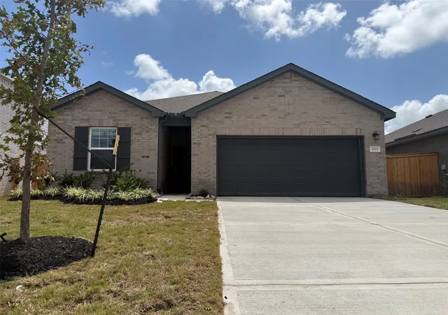 Photo 1 of Sale Pending at 3215 Diamond View Ln, Angleton, TX 77515 | MLS# 49026440 | Listing updated on 2026-09-17