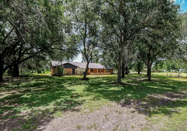 2nd image of 279 Lakeview 3 Rd, El Campo, TX 77437 | MLS# 7158839