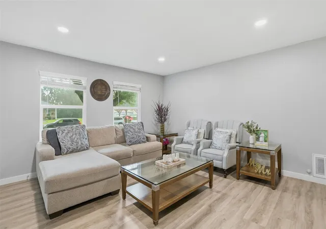 image of 5638 Simsdale St, Houston, TX 77033 | MLS# 4713787