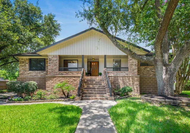 Photo 1 of Sale Pending at 321 Empress Ln, League City, TX 77573 | MLS# 28750558 | Listing updated on 2026-09-18