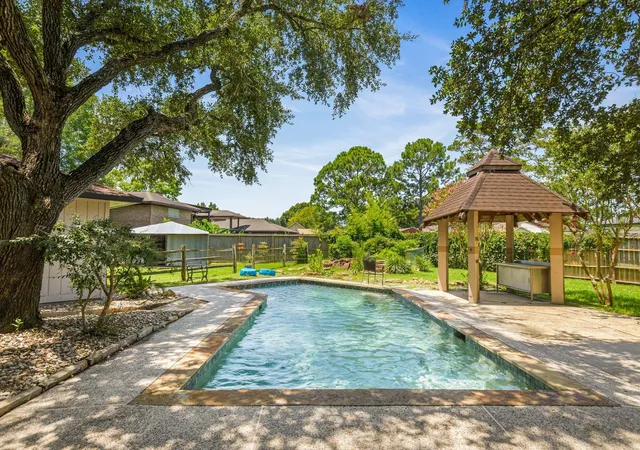 Photo 2 of Sale Pending at 321 Empress Ln, League City, TX 77573 | MLS# 28750558 | Listing updated on 2026-09-18