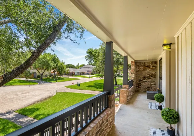 Photo 3 of Sale Pending at 321 Empress Ln, League City, TX 77573 | MLS# 28750558 | Listing updated on 2026-09-18