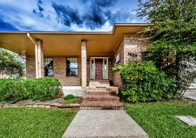 1st image of 1623 Green Briar Dr, Huntsville, TX 77340 | MLS# 25612062