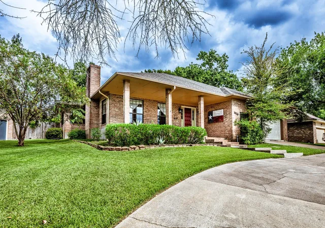 2nd image of 1623 Green Briar Dr, Huntsville, TX 77340 | MLS# 25612062