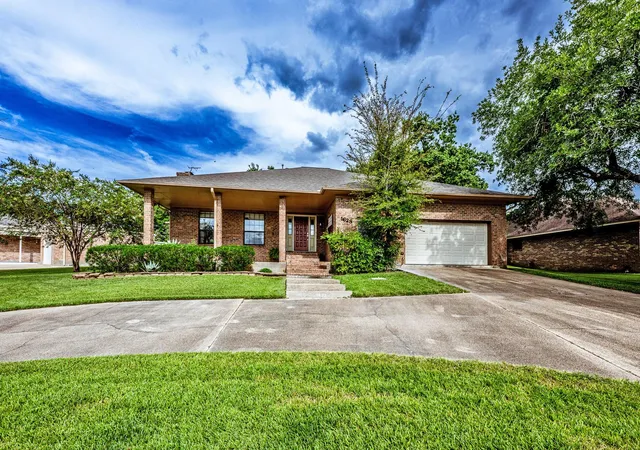 5th image of 1623 Green Briar Dr, Huntsville, TX 77340 | MLS# 25612062