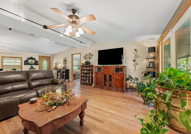 Photo 4 of Single family home for sale at 203 Chipmunk Trl, Shepherd, TX 77371 | MLS# 65526649 | Listing updated on 2026-08-27