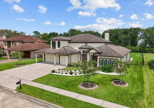 Photo 3 of Single family home for sale at 205 Del Monte Dr, Friendswood, TX 77546 | MLS# 15012060 | Listing updated on 2026-09-19