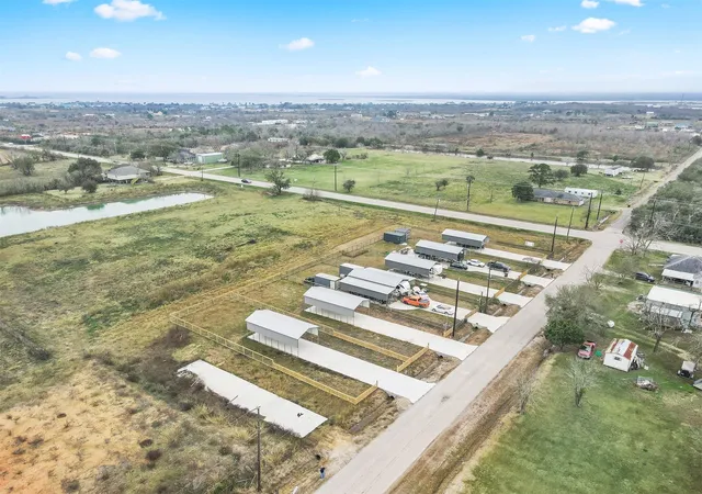2nd image of 909 26th St, Dickinson, TX 77539 | MLS# 94286008