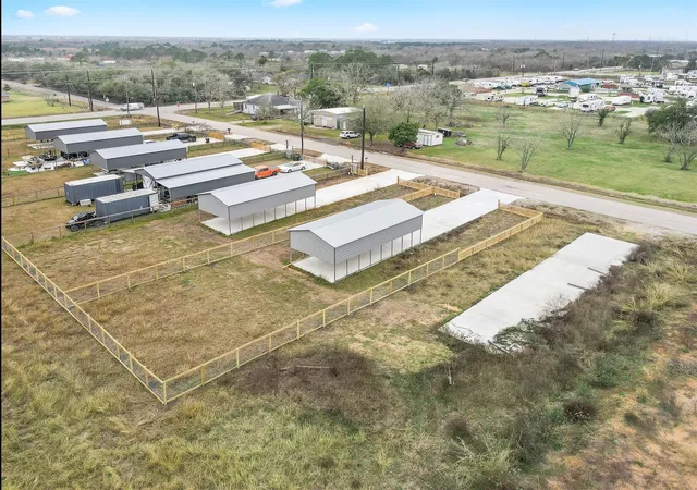 4th image of 909 26th St, Dickinson, TX 77539 | MLS# 94286008