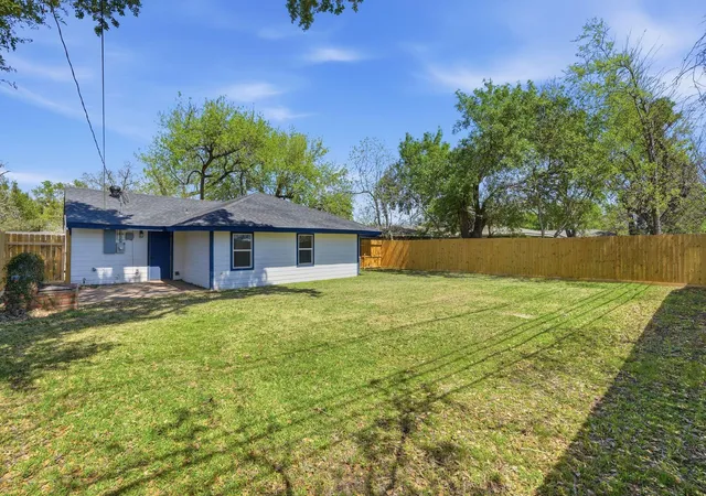 Homes for sale in Houston, TX | 5962 Ridgeway Dr, Houston, TX 77033 | MLS# 32139427