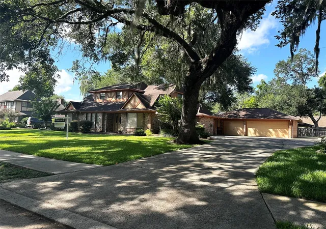 2nd image of 118 Arrowwood St, Lake Jackson, TX 77566 | MLS# 88416272