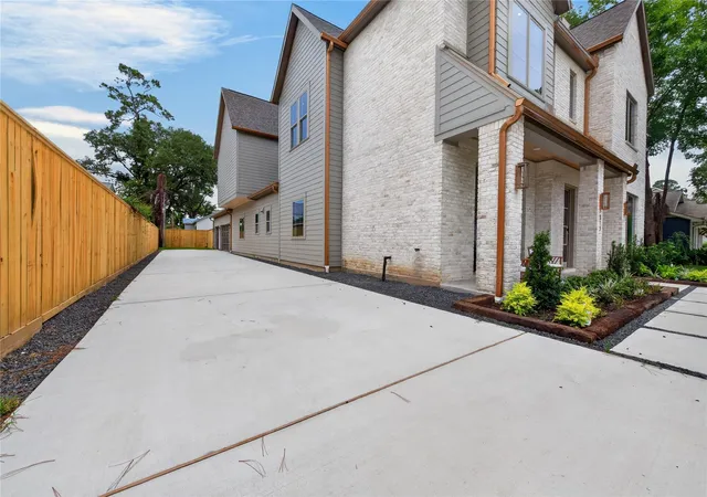 2nd image of 515 W 33rd St, Houston, TX 77018 | MLS# 16210589