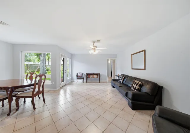 4th image of 5606 Carew St, Houston, TX 77096 | MLS# 42280236